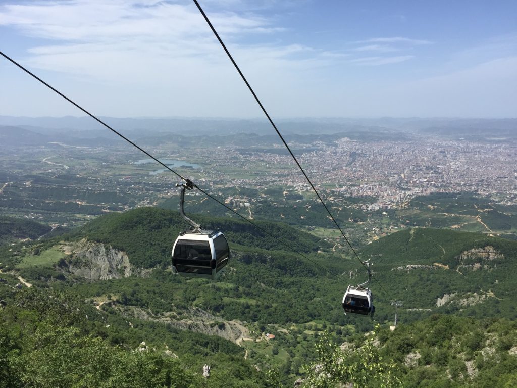 Pemandangan dari atas gunung di Albania