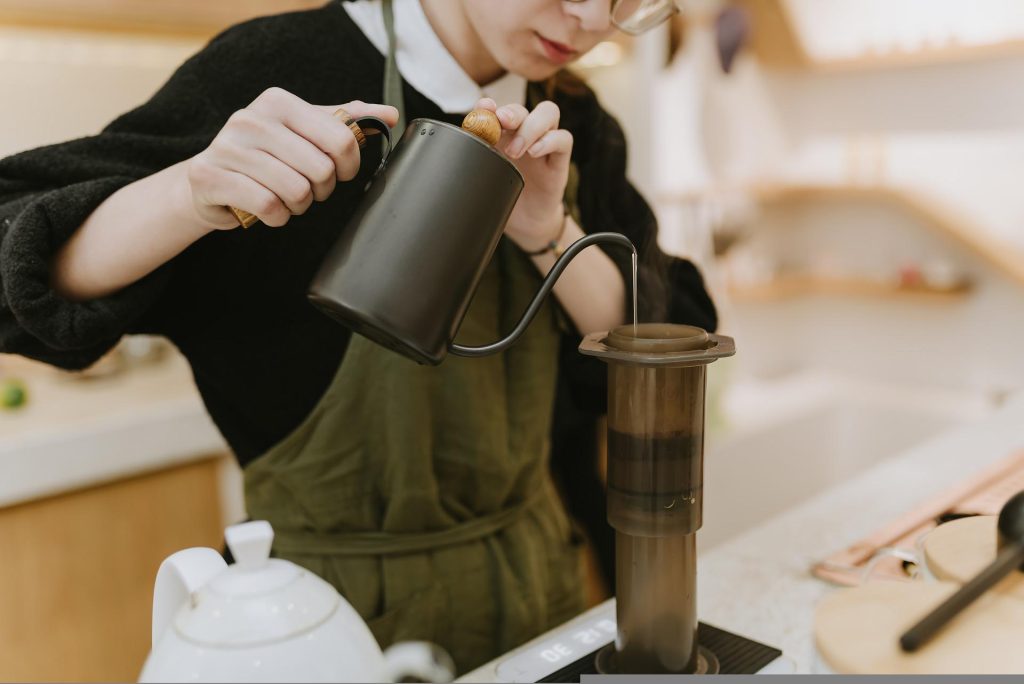 Wujudkan Impian Traveling Kamu Dengan 3 Tips Menabung Ala Mahasiswa Ini - Barista atau Waiter