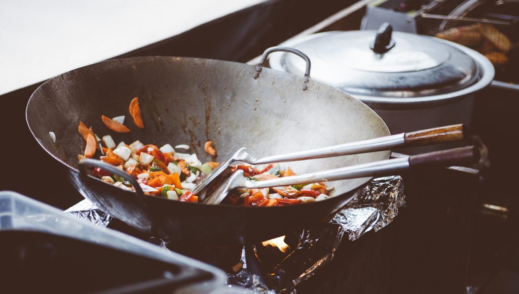 Wujudkan Impian Traveling Kamu Dengan 3 Tips Menabung Ala Mahasiswa Ini - Memasak Masakan Sendiri