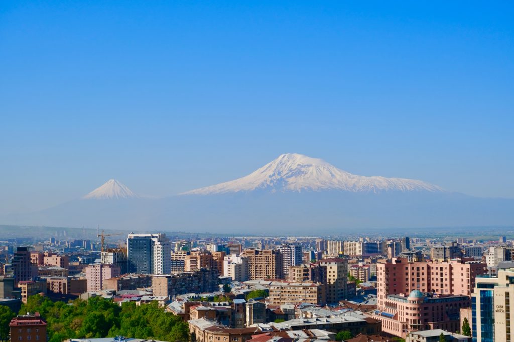 wisata keluarga menikmati pemandangan kota Yerevan yang dipadukan pemandangan gunung Ararat