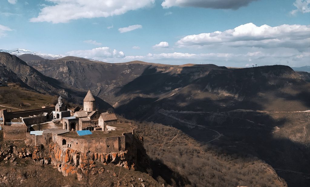 wisata keluarga menikmati keindahan alam di sekeliling biara tatev